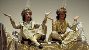 Appunti malesi. Così fan tutte – Opera buffa in corpo di donna con due mariti